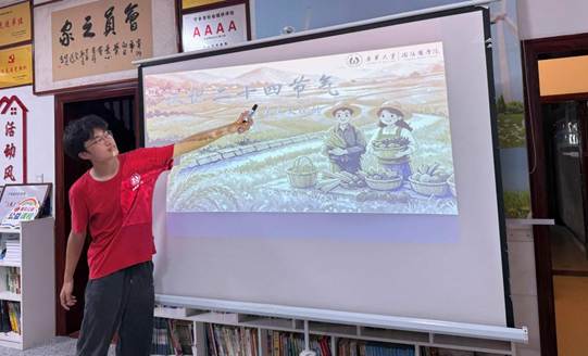 图为志愿者为孩子们讲解二十四节气知识,带孩子们读懂四季流转