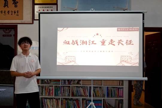 图为志愿者开展红色主题课堂宣讲