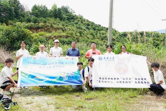 图为实践团与果园负责人合影