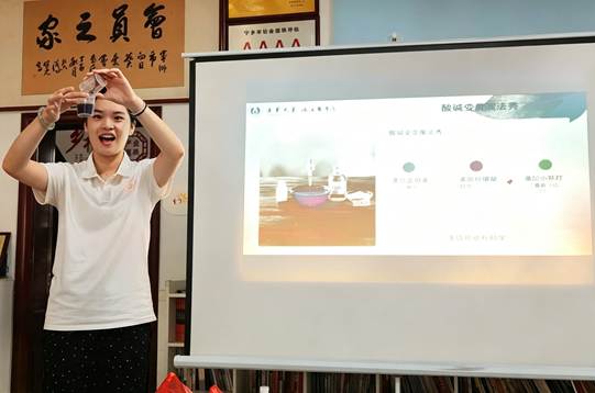 图为趣味酸碱实验现场演示